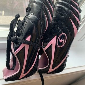 Cleated shoes for soccer player, black and pink Color, size US6 or EUR 37, new